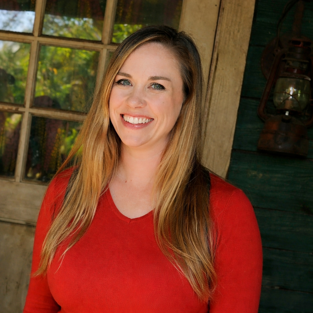 Holly Lewis headshot