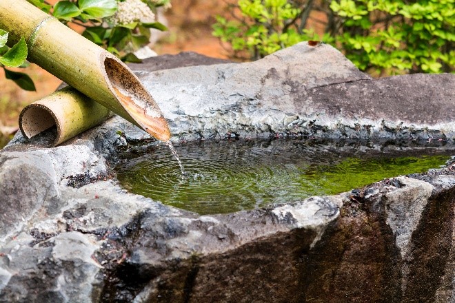 Trickling water feature